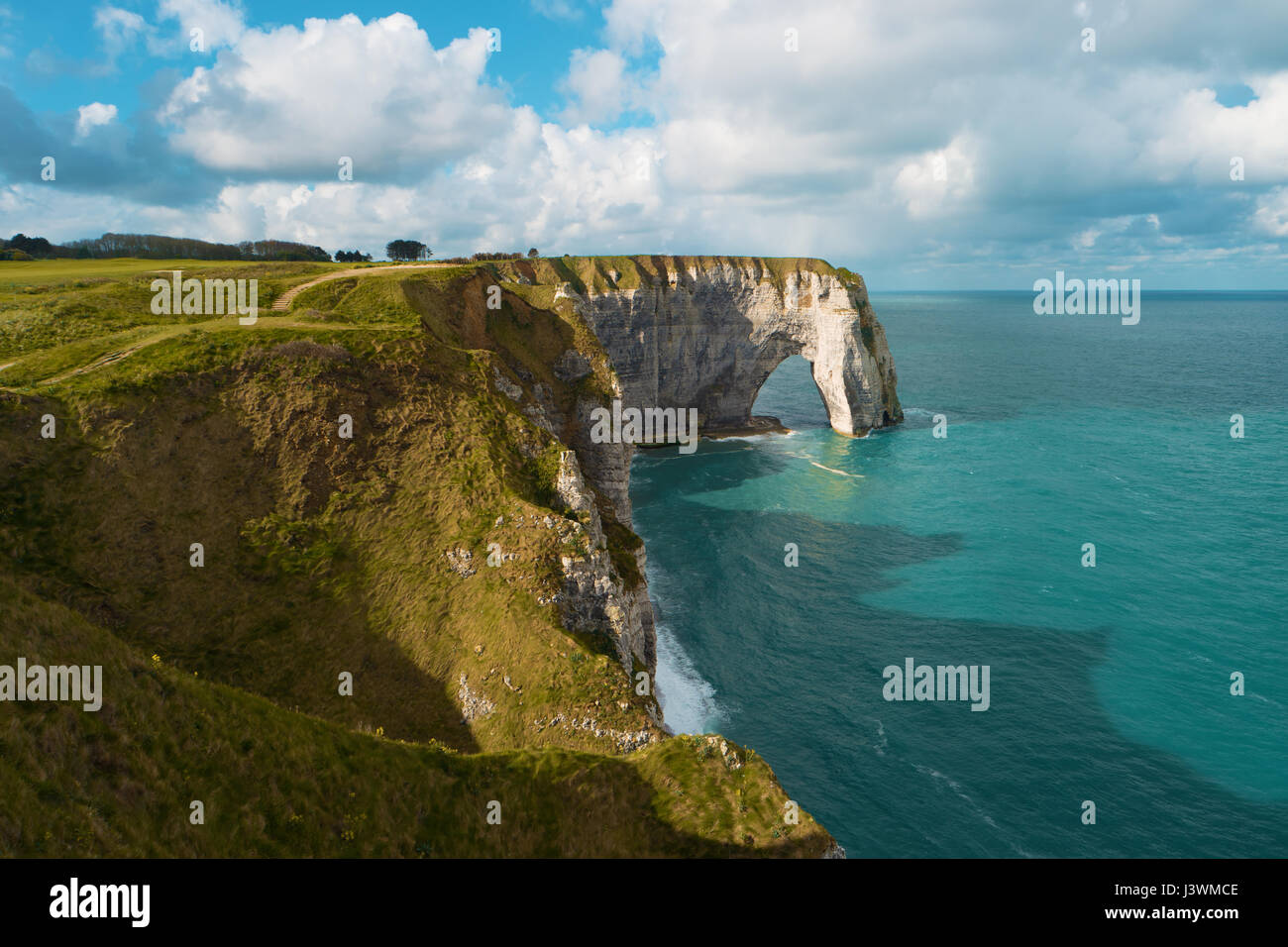 Klippen und naturale, Etretat, Frankreich, Europa. Schöne Landschaft Europas. Beliebtes Wahrzeichen, beliebtes Ausflugsziel der Normandie Stockfoto
