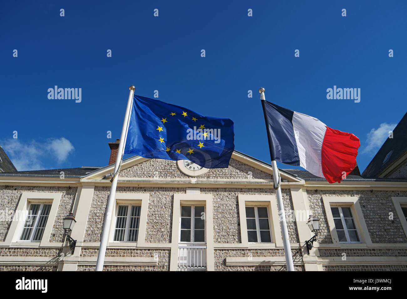 Frankreichs und der Europäischen Union im Wind wehende Fahnen. Flagge von Europa. Französisch offizielle Nationalflagge. Symbol der Partnerschaft in der EU Stockfoto