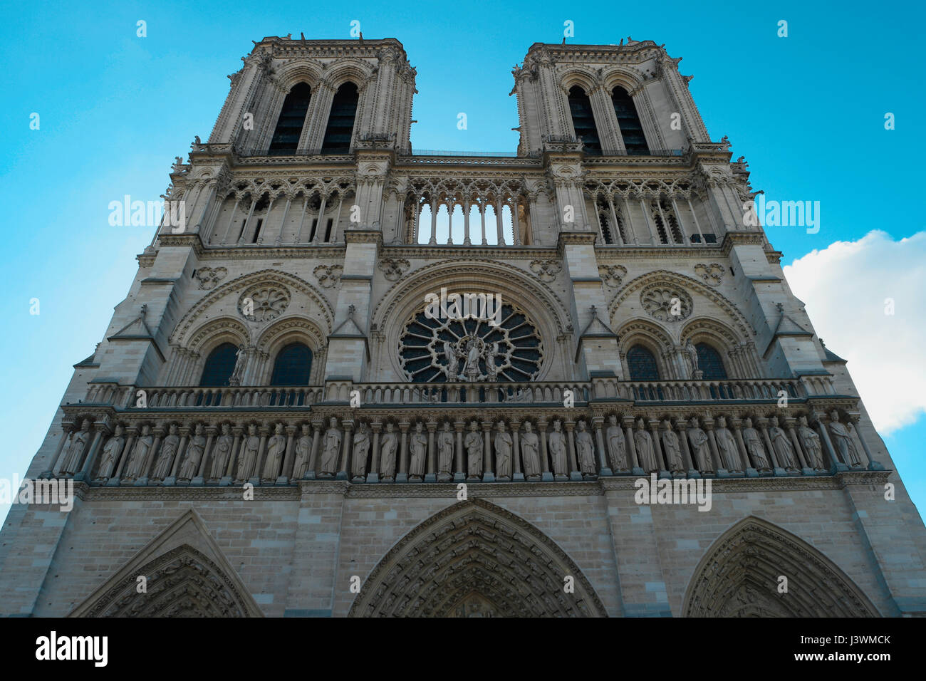 Kathedrale Notre Dame de Paris. Französische Gotik. Vorderansicht auf blauen Himmelshintergrund. Hautnah. Schöne Architektur Europas, Paris, Frankreich, Europ Stockfoto