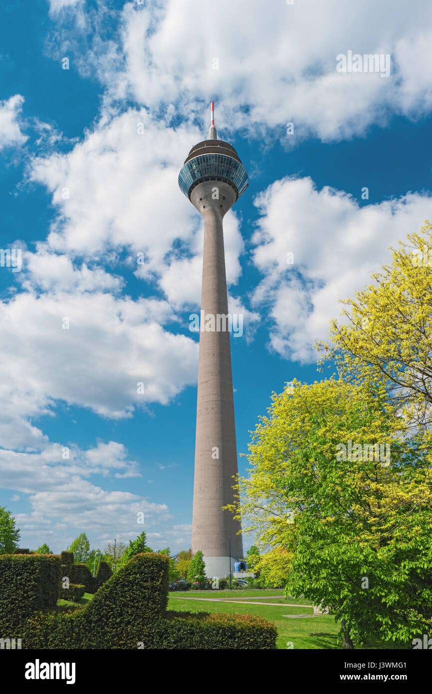 TV Turm Rheinturm, Düsseldorf, Deutschland, Europa. Famous Rheinturm ist ein 240,5 Meter hohe Fernmeldeturm, das höchste Gebäude in Düsseldorf. VI Stockfoto