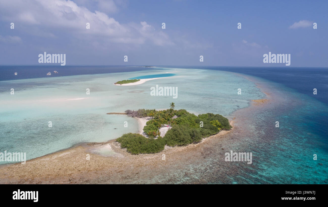 Luftaufnahme auf der kleinen Insel im Indischen Ozean, Malediven Stockfoto