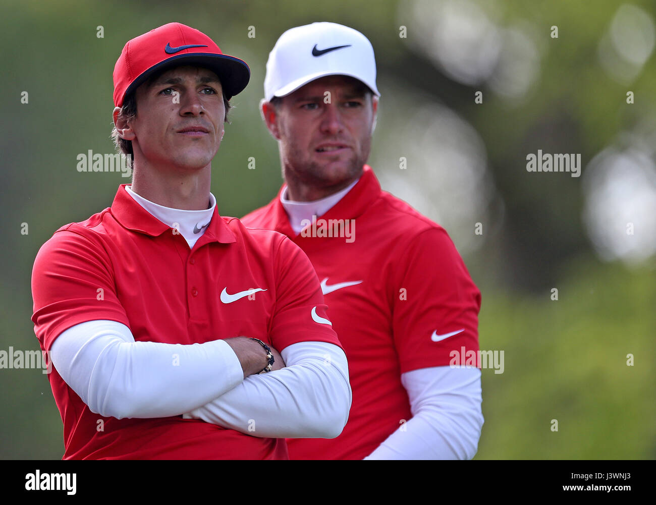 Thorbjorn Olesen und Lucas Bjerregaard am zweiten Loch im Finale tagsüber zwei Golf-Sechser im Centurion Club, St Albans Dänemarks. Stockfoto