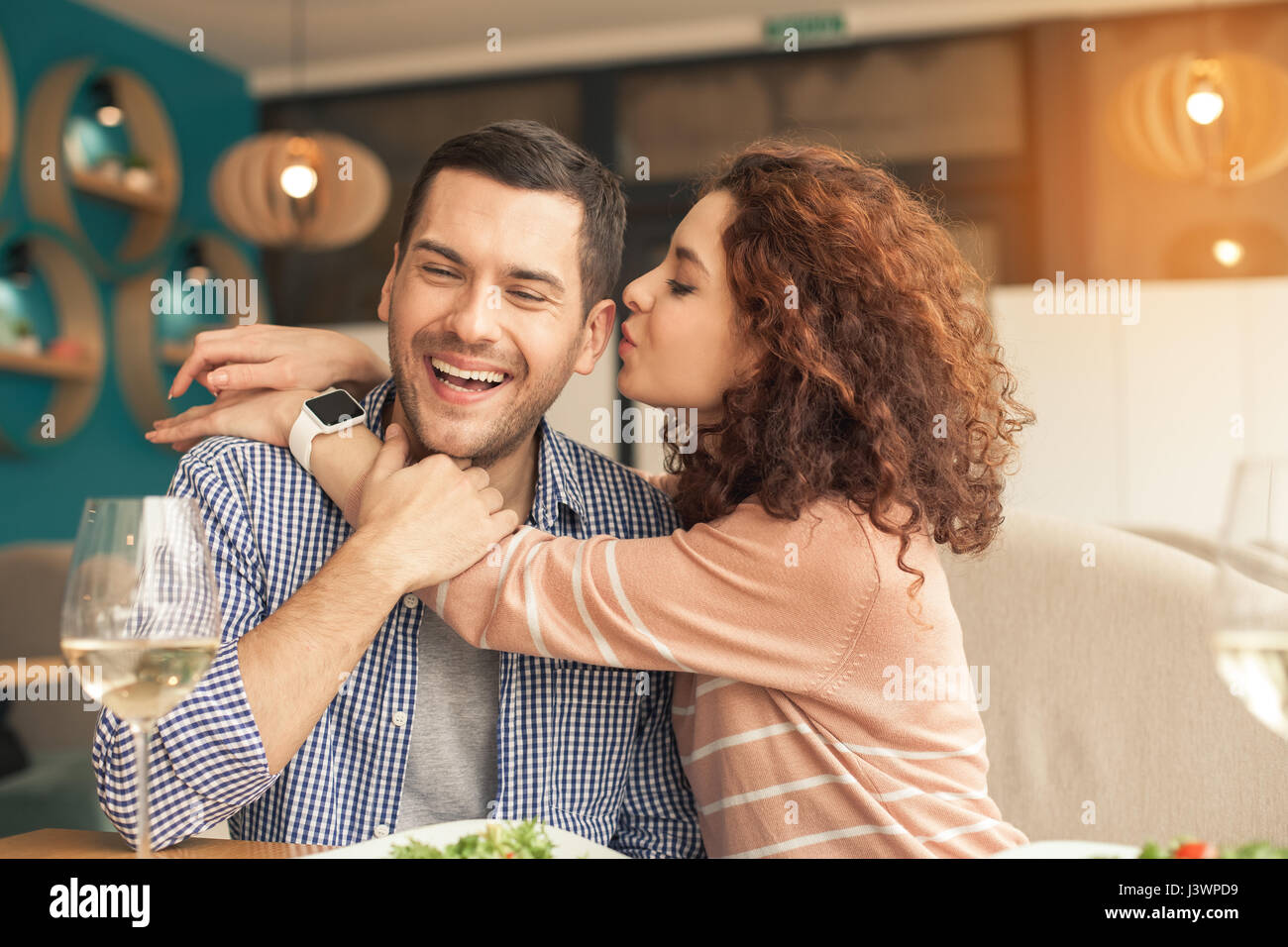 Nizza suchen paar im café Stockfoto