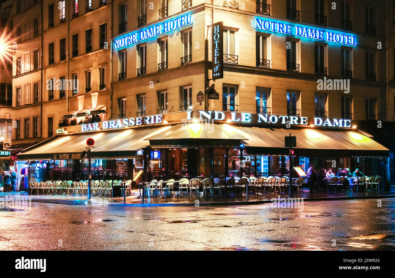 Paris, Frankreich-April 30, 2017: Das traditionelle Paris Café Le Notre Dame Kathedrale Notre-Dame in der Nähe. Stockfoto