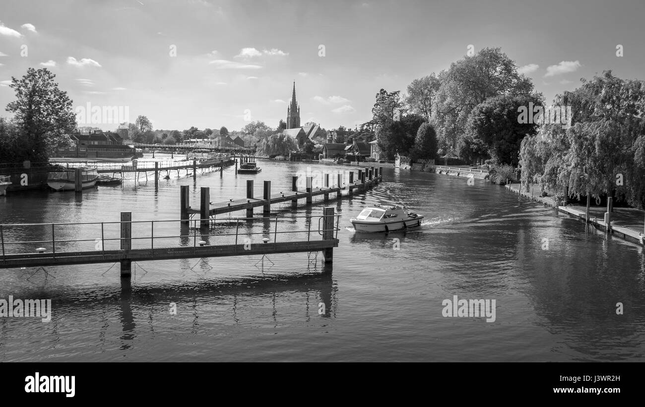 Fluss Tames bei Marlow UK mit Wehr und Kirche Stockfoto