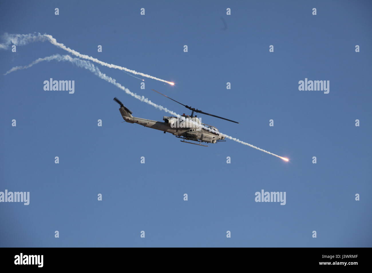 Ein Kampfhubschrauber AH-1 Cobra USMC feuert Gegenmaßnahme Fackeln während der AH-1 Close Air Support Übung 9. April 2011 über Yodaville, Arizona.    (Foto: Patrick P. Evenson / US-Marines über Planetpix) Stockfoto