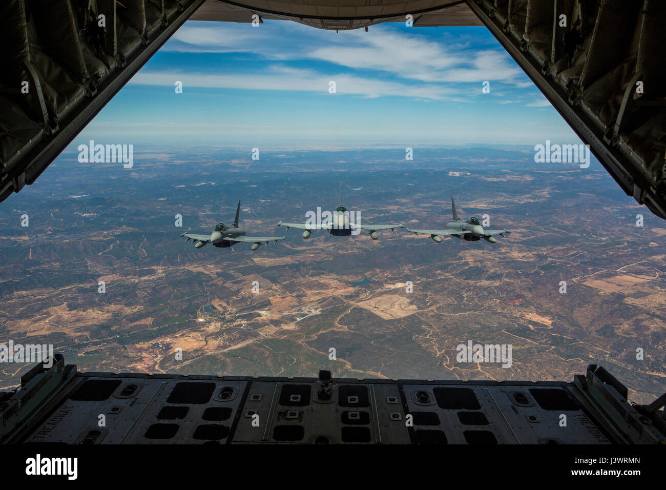 Drei spanische Luftwaffe Eurofighter Typhoon Kampfflugzeugen escort ein USMC KC-130J Hercules, taktische Flugzeug während einer Antenne Betankung Mission über Moron Air Base 13. August 2015 in der Nähe von Sevilla, Spanien.    (Foto von Vitaliy Rusavskiy EURO1 Marines über Planetpix) Stockfoto