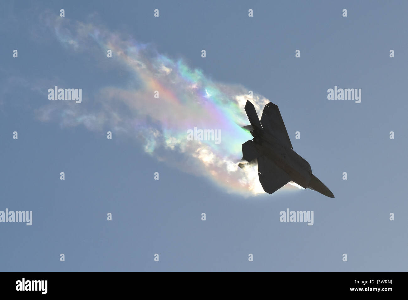 Ein USAF F-22 Raptor Stealth-taktisches Kampfflugzeug verursacht massive Dampf Kondensstreifen im Flug während der Australian Airshow und Luft-und Raumfahrt & Verteidigung Ausstellung 3. März 2017 in Geelong, Australien.    (Foto von John Gordinier EURO1 Air Force über Planetpix) Stockfoto