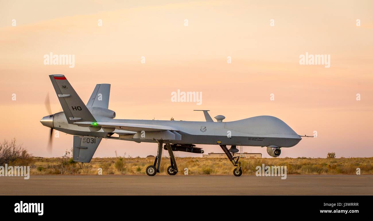 Ein USAF MQ-9 Reaper unmanned aerial vehicles, das Flugzeug auf der Landebahn bei Sonnenuntergang auf der Holloman Air Force Base 16. Dezember 2016 in Alamogordo, New Mexico landet.    (Foto: j. M. Eddins Jr. / US Air Force über Planetpix) Stockfoto