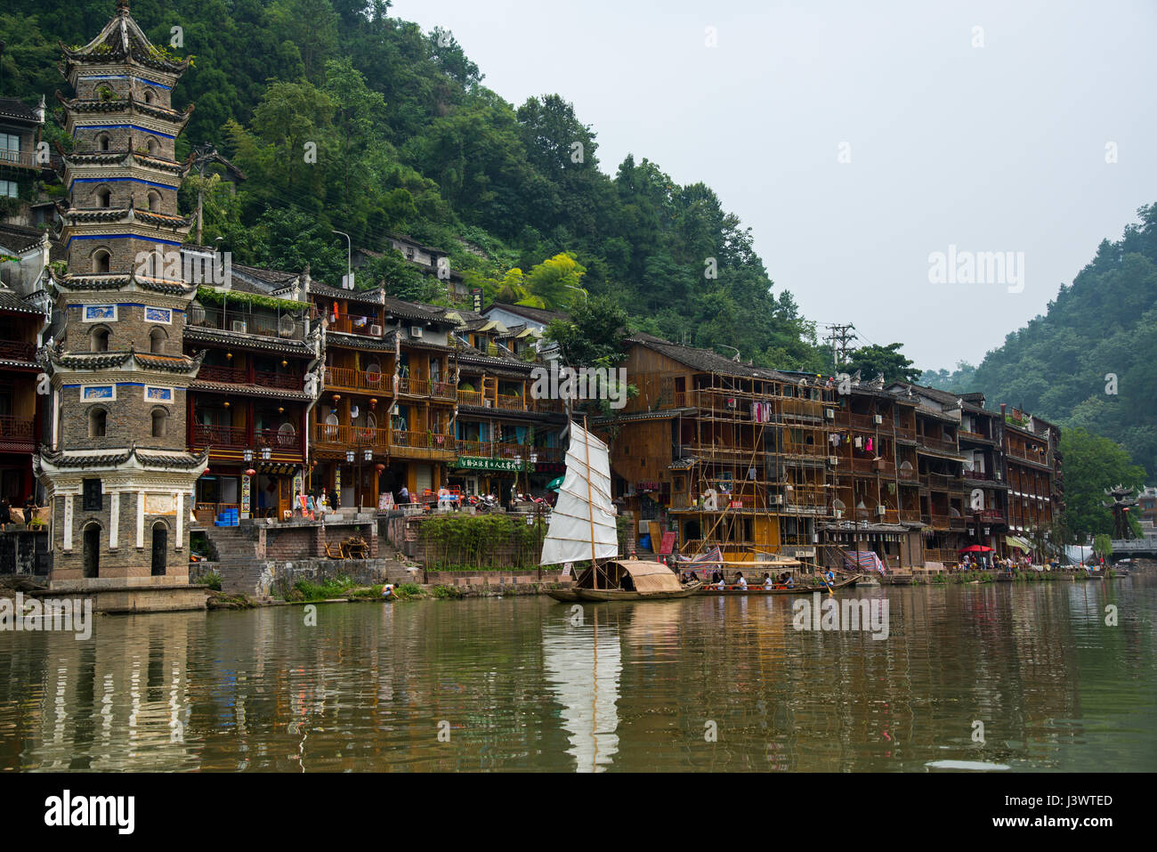 Pagode und Segelboot durch den Fluss von Fenghuang Stadt Stockfoto