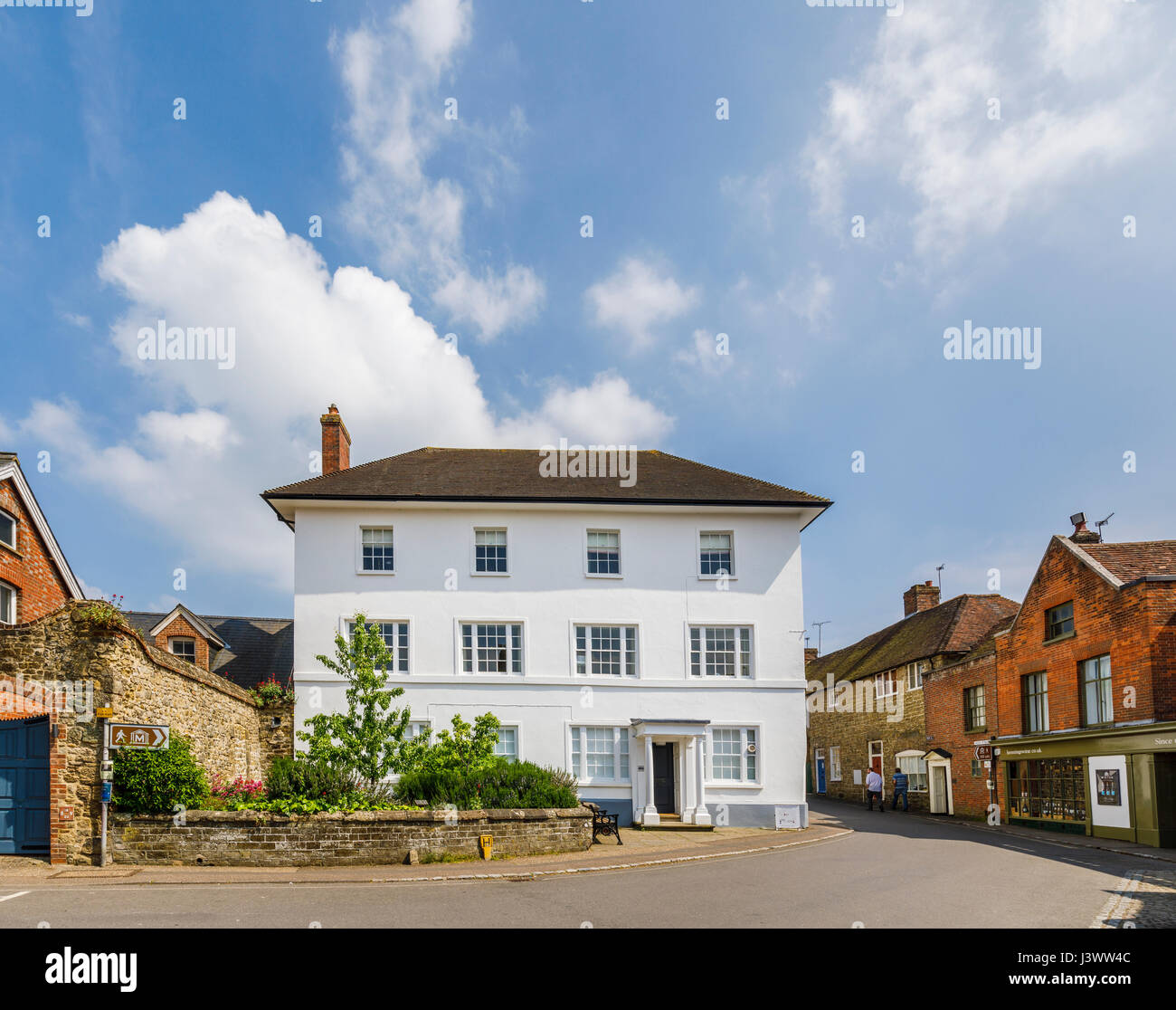 White-georgianischen Stil Gebäude im Stadtzentrum von Petworth, West Sussex, Südostengland mit blauem Himmel an einem sonnigen Frühlingstag Stockfoto