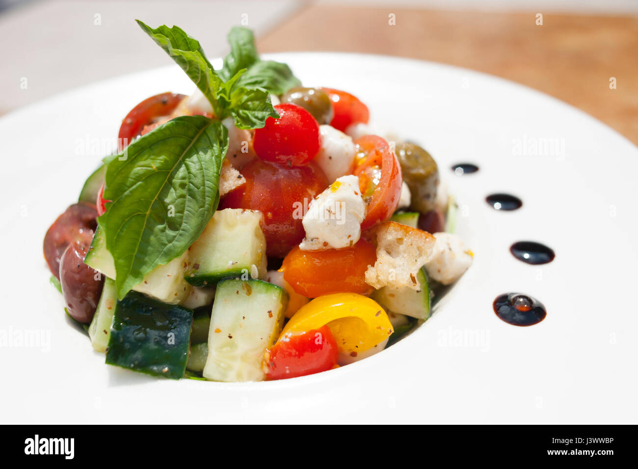 Essen A griechischer Salat mit Basilikum Feta-Gurken-Cherry-Tomaten und Oliven Yorktown Virginia VA USA Stockfoto