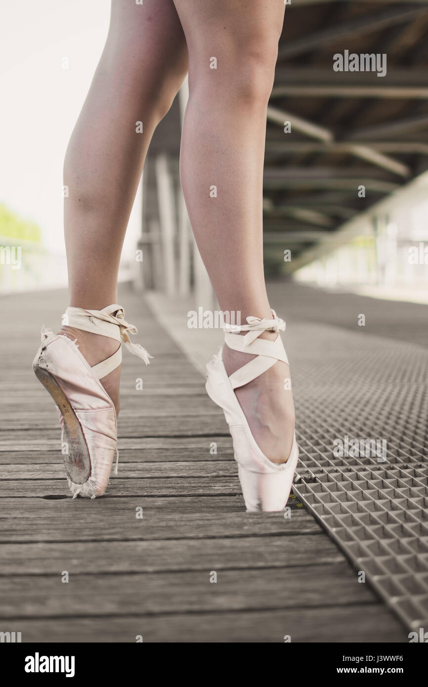 Eine Ballerina Aufwärmen mit pointes Stockfoto