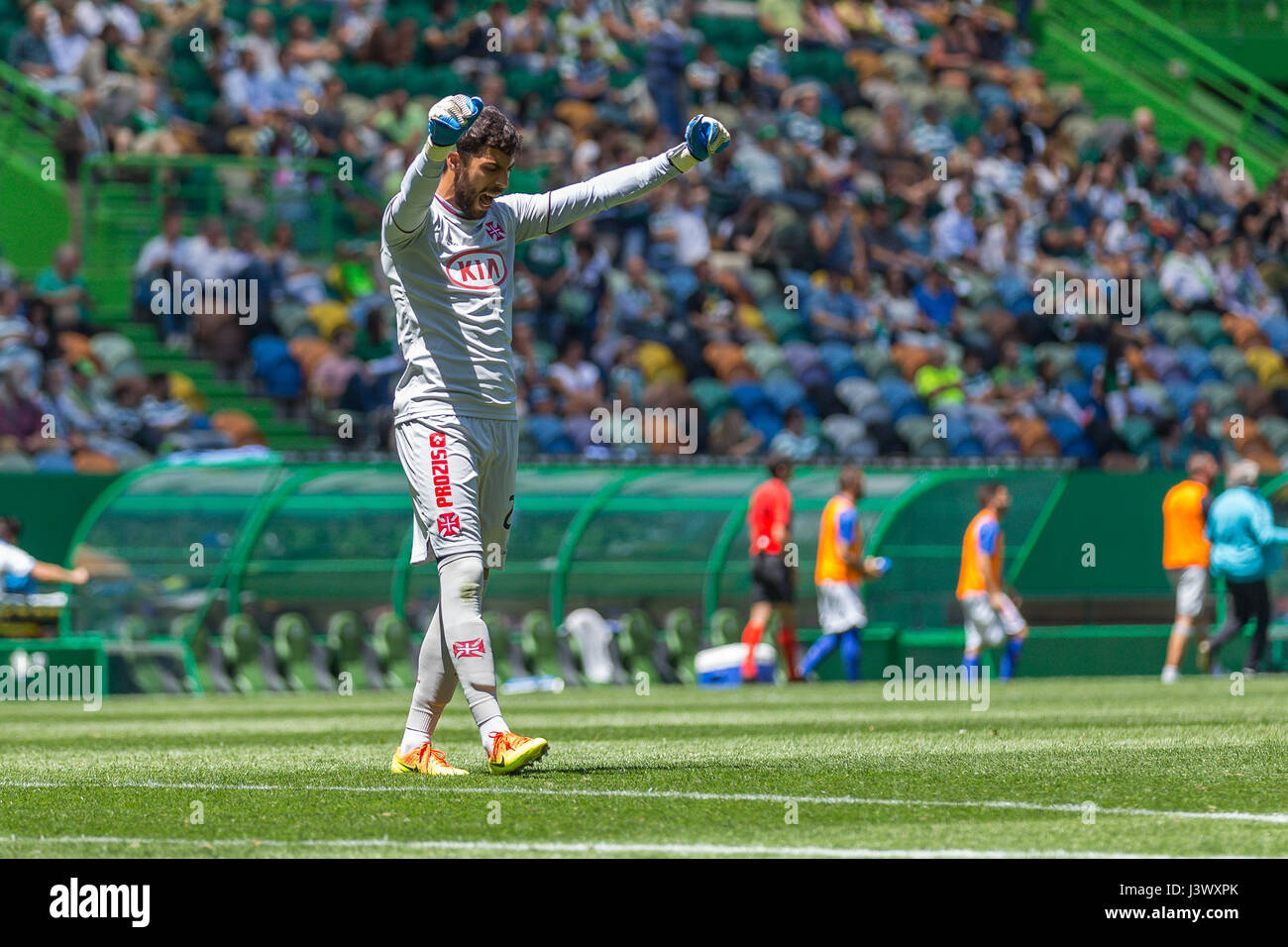 Lissabon, Portugal. 7. Mai 2017. 7. Mai 2017. Lissabon, Portugal. Die Belenenses Torwart aus Portugal Hugo Ventura (24) in Aktion während des Spiels Sporting CP V CF Os Belenenses Credit: Alexandre de Sousa/Alamy Live News Stockfoto