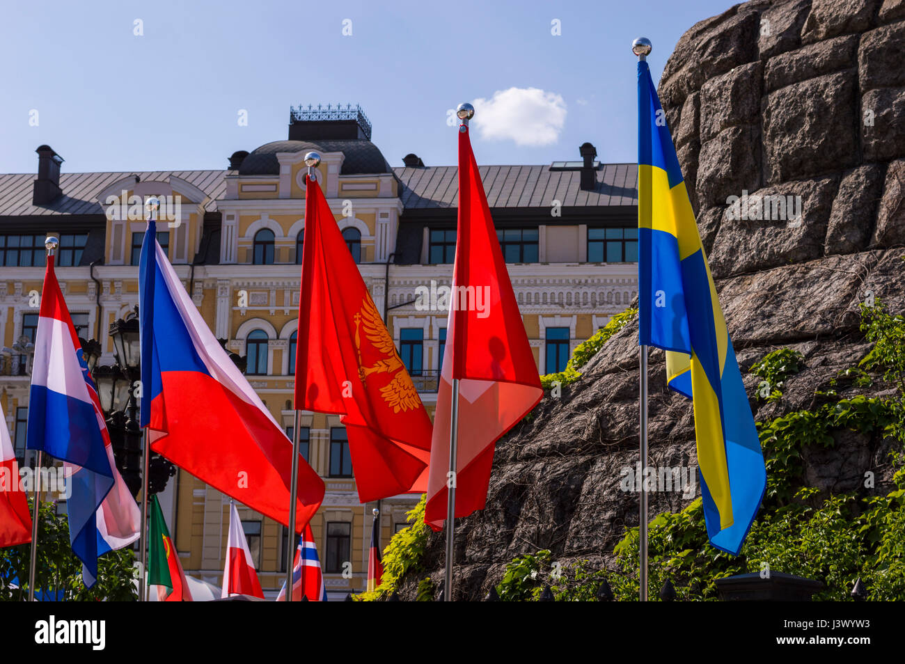 Kiew, UKRAINE - 7. Mai 2017: Flaggen der europäischen Länder im Eurovision Fan-Zone in Kiew, Ukraine, 2017 Credit: Denys Davydenko/Alamy Live News Stockfoto