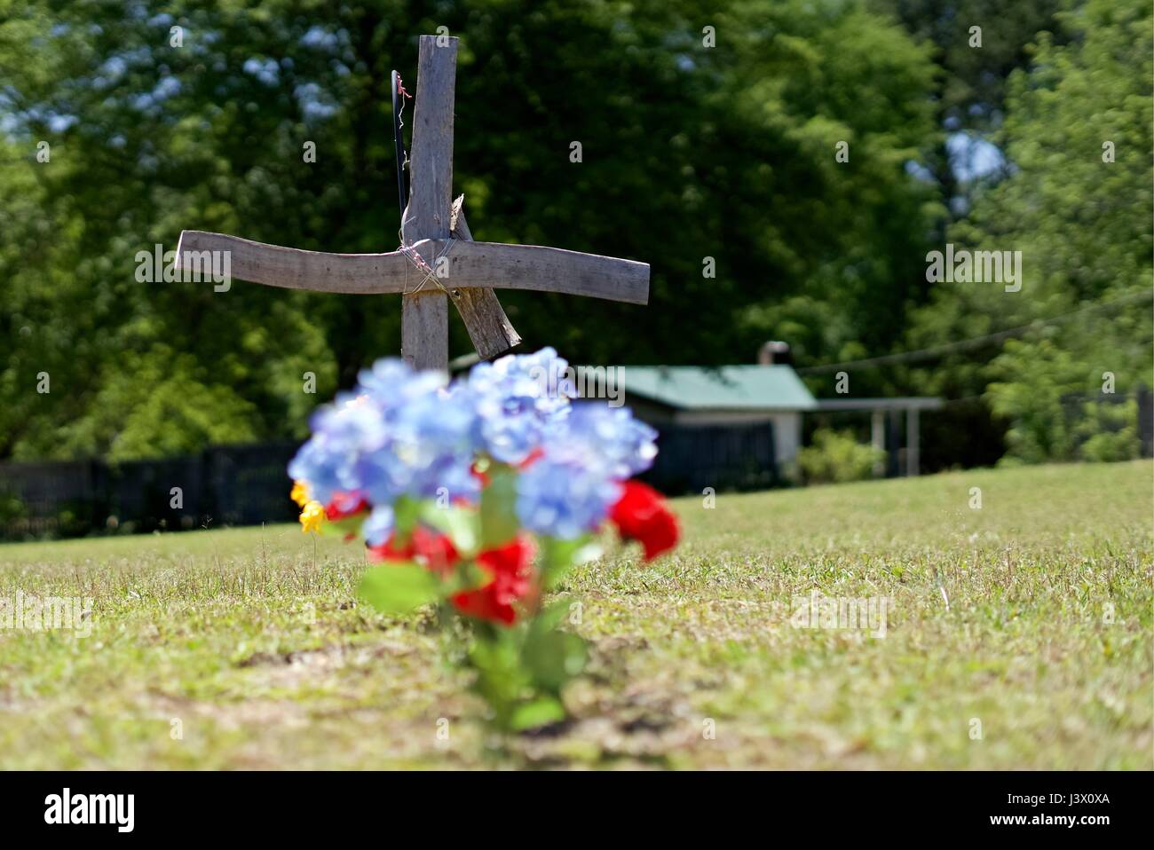 Vernon, AL., USA. 7. Mai 2017. Es spielte keine Rolle, wie ausgefallen die Grab Marker war, sie alle auf dem Ofen Hill Cemetery in Vernon, Alabama eingerichtet wurden. Sonntag, den 7. Mai war Decoration Day. Bildnachweis: Tim Thompson/Alamy Live-Nachrichten Stockfoto