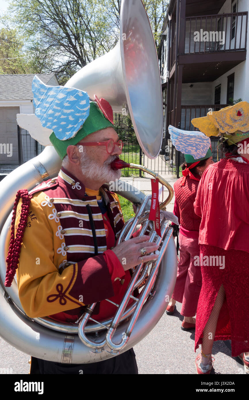 Minneapolis, Minnesota, USA. 7. Mai 2017. Kostümierte Menschen spielen eine große Tuba, die Teilnahme an der 43. jährliche MayDay Parade, 7. Mai 2017 Minneapolis Minnesota MN USA Credit: Steve Vats/Alamy Live News Stockfoto