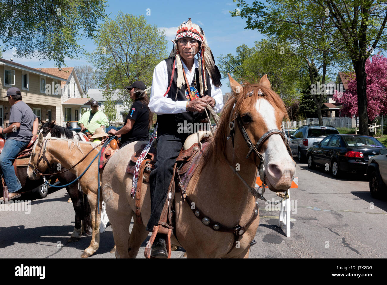 Minneapolis, Minnesota, USA. 7. Mai 2017. Indianer mit gefiederten Kopfstück auf einem Pferd in der 43. jährliche MayDay Parade, 7. Mai 2017 Minneapolis Minnesota MN USA Credit: Steve Vats/Alamy Live News Stockfoto
