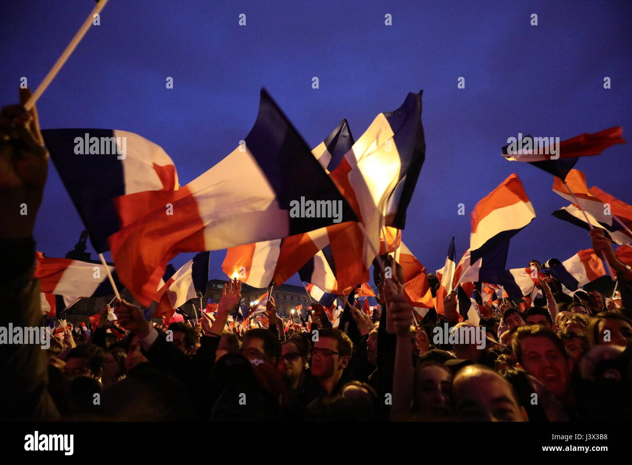 Anhänger des liberalen Präsidentschaftskandidaten Emmanuel Macron feiert seinen Sieg über den rechtsextremen Front National Kandidaten Marine Le Pen in der Nähe des Louvre, Frankreich, 7. Mai 2017. Foto: Michael Kappeler/dpa Stockfoto