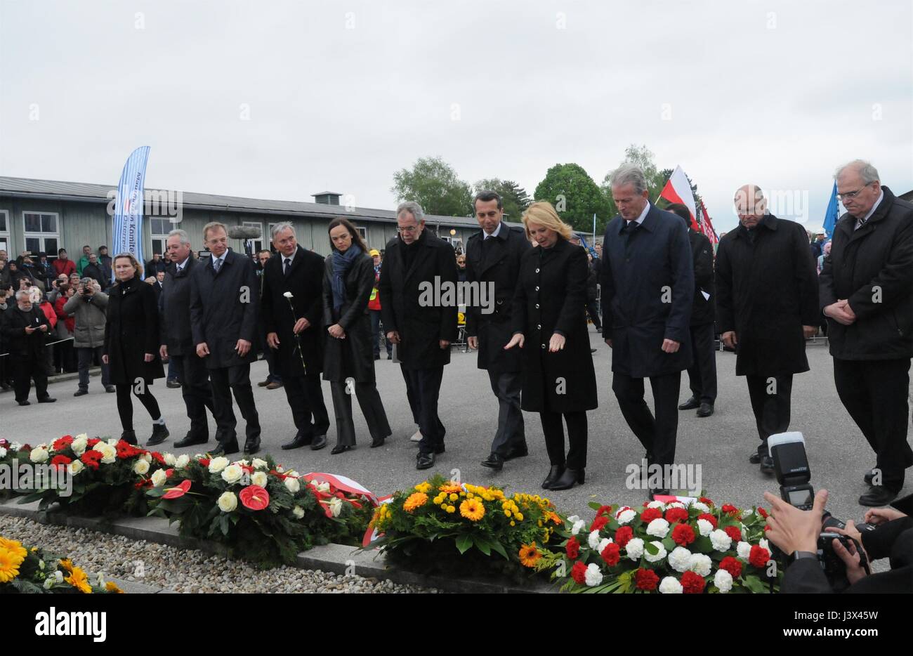 Mauthausen, Österreich. 7. Mai 2017. Österreichischen Präsidenten Alexander Van der Bellen (6. R), Kanzler Christian Kern (5. R), und eine Reihe von hohen Beamten an einer Gedenkveranstaltung anlässlich des 72. Jahrestag der Befreiung des Konzentrationslagers Mauthausen in dem Land Oberösterreich, Österreich, 7. Mai 2017. Österreich erinnert die 72. Jahrestag der Befreiung des Konzentrationslagers Mauthausen am Sonntag mit 7.000 Menschen einschließlich nationaler Führer, die Teilnahme an der Trauerfeier. Bildnachweis: Liu Xiang/Xinhua/Alamy Live-Nachrichten Stockfoto