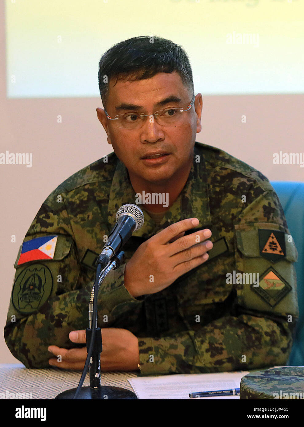 (170508)--spricht QUEZON Stadt, 8. Mai 2017 (Xinhua)--bewaffnete Kräfte der Philippinen (AFP) Generalleutnant Oscar Lactao zu den Medien während der Eröffnungsfeier der Balikatan Übungen zwischen den Philippinen und den Vereinigten Staaten in Quezon City, Philippinen, 8. Mai 2017. Truppen aus Australien und Japan teilnehmen werden in den jährlichen gemeinsamen Übungen zwischen USA und philippinischen Militärs, die offiziell am Montag beginnt, sagte eine philippinische Militärsprecher am Sonntag. 2.600 US-Truppen und 2.800 philippinischen Truppen nehmen in diesem Jahr Übungen hinzufügen, dass 80 s Stockfoto