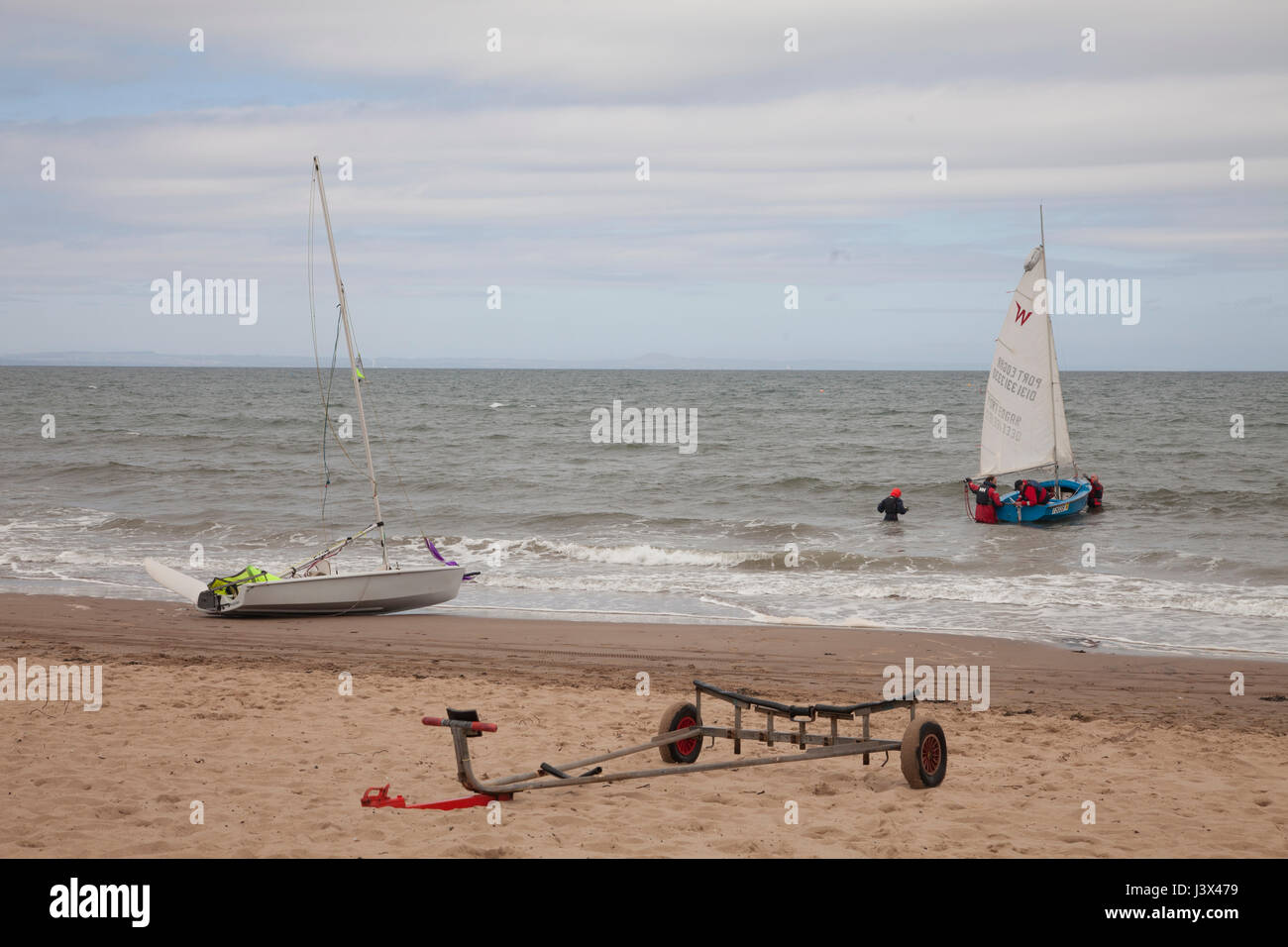 Portobello Beach, Edinburgh, Schottland, UK. 7. Mai 2017. Segelboote am Strand sandigen Ufer des Portobello, Edinburgh, die Hauptstadt von Schottland, UK. Wetter: trocken Sie 7. Mai 2017, am Abendsonne für die meisten Bereiche, vor allem Weat Lothiand und Südwesten. Heute Abend hat an anderer Stelle der Ostküste teilweise bewölkt, klarer Himmel. Rege Chili Nordwinden beeinflussen Credit: Gabriela Antosova/Alamy Live News Stockfoto