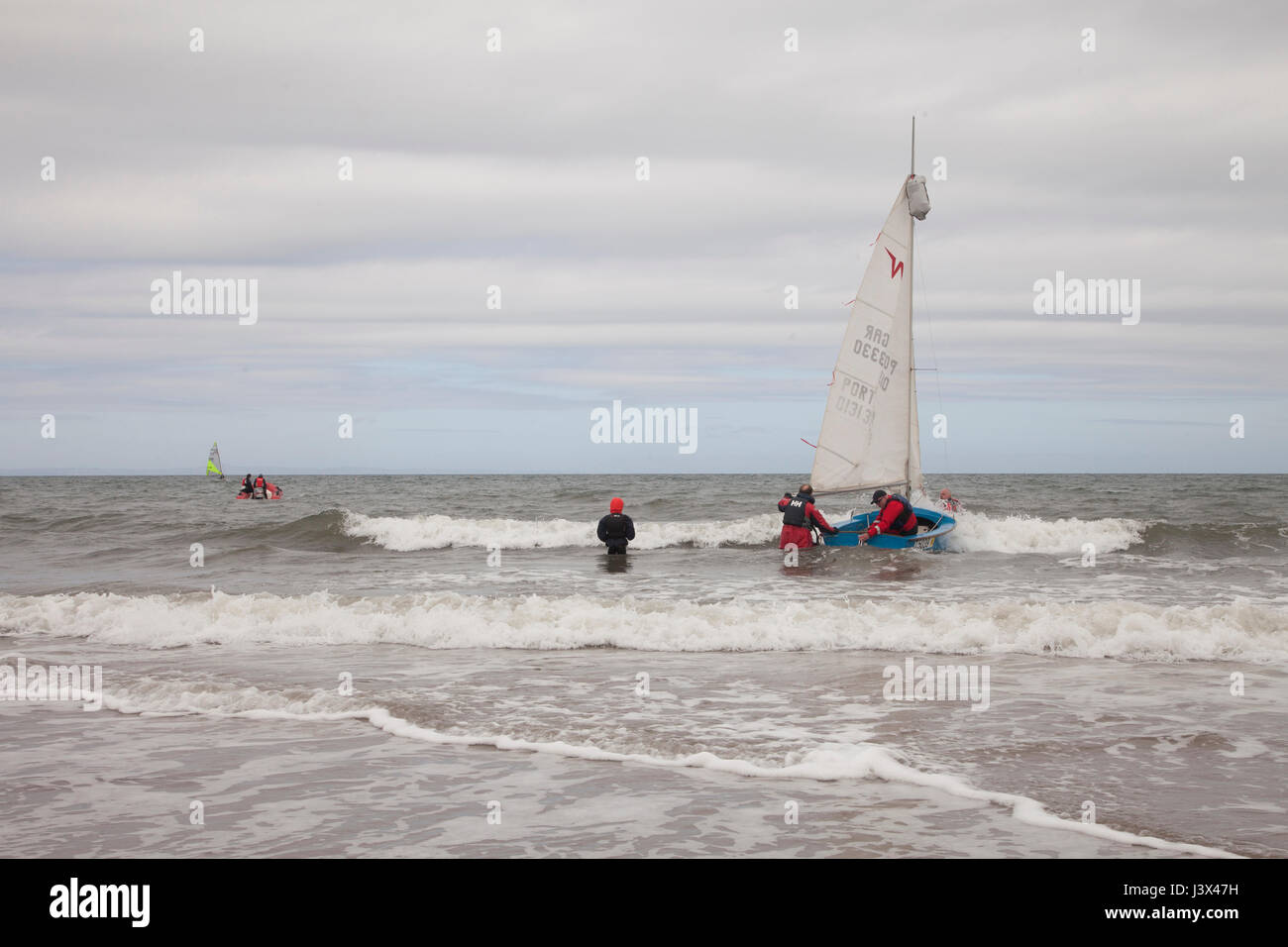 Portobello Beach, Edinburgh, Schottland, UK. 7. Mai 2017. Segelboote am Strand sandigen Ufer des Portobello, Edinburgh, die Hauptstadt von Schottland, UK. Wetter: trocken Sie 7. Mai 2017, am Abendsonne für die meisten Bereiche, vor allem Weat Lothiand und Südwesten. Heute Abend hat an anderer Stelle der Ostküste teilweise bewölkt, klarer Himmel. Rege Chili Nordwinden beeinflussen Credit: Gabriela Antosova/Alamy Live News Stockfoto