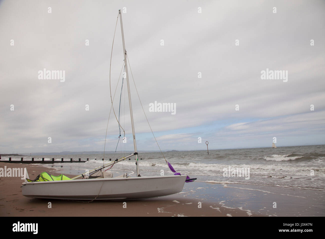 Portobello Beach, Edinburgh, Schottland, UK. 7. Mai 2017. Segelboote am Strand sandigen Ufer des Portobello, Edinburgh, die Hauptstadt von Schottland, UK. Wetter: trocken Sie 7. Mai 2017, am Abendsonne für die meisten Bereiche, vor allem Weat Lothiand und Südwesten. Heute Abend hat an anderer Stelle der Ostküste teilweise bewölkt, klarer Himmel. Rege Chili Nordwinden beeinflussen Credit: Gabriela Antosova/Alamy Live News Stockfoto