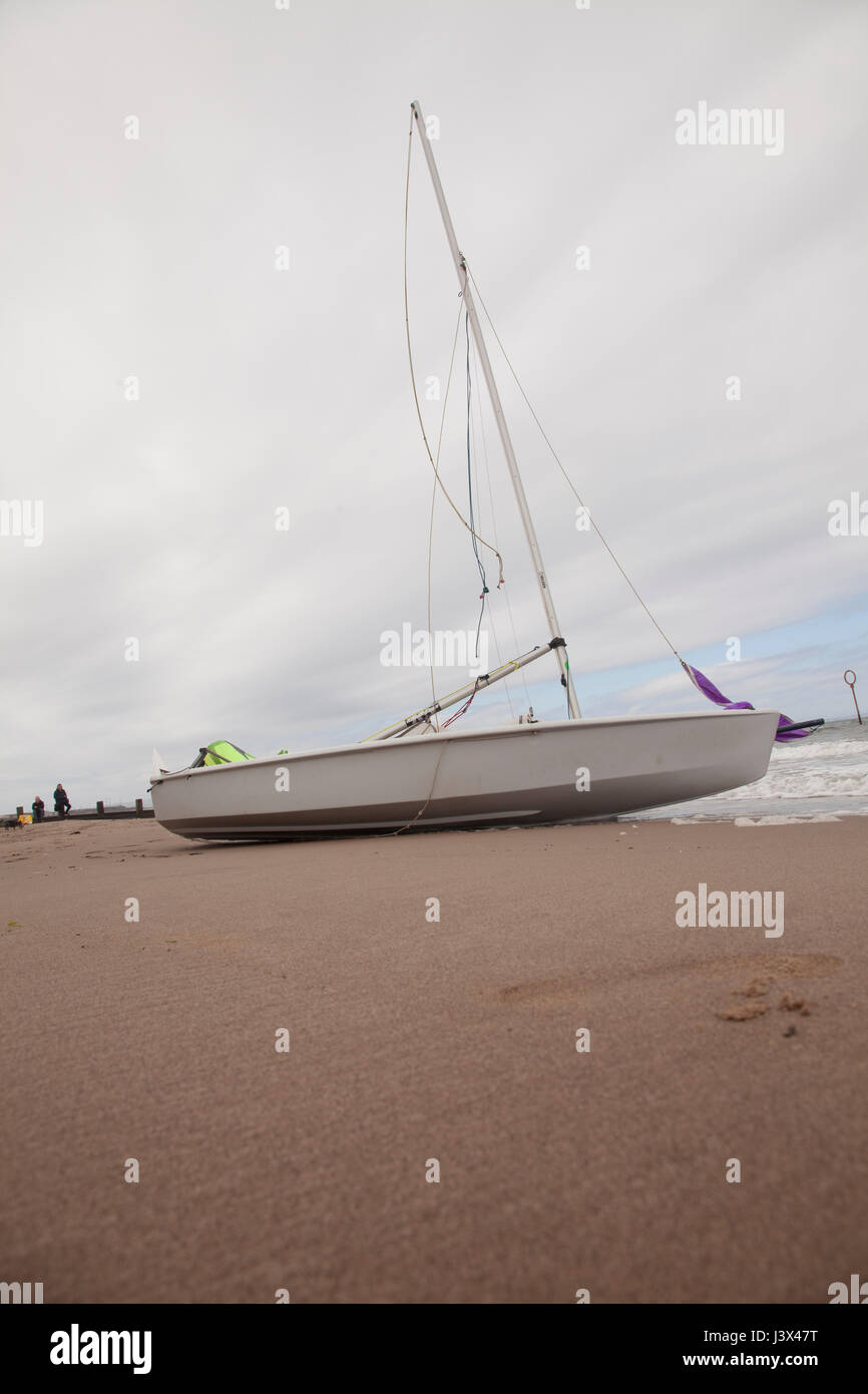 Portobello Beach, Edinburgh, Schottland, UK. 7. Mai 2017. Segelboote am Strand sandigen Ufer des Portobello, Edinburgh, die Hauptstadt von Schottland, UK. Wetter: trocken Sie 7. Mai 2017, am Abendsonne für die meisten Bereiche, vor allem Weat Lothiand und Südwesten. Heute Abend hat an anderer Stelle der Ostküste teilweise bewölkt, klarer Himmel. Rege Chili Nordwinden beeinflussen Credit: Gabriela Antosova/Alamy Live News Stockfoto
