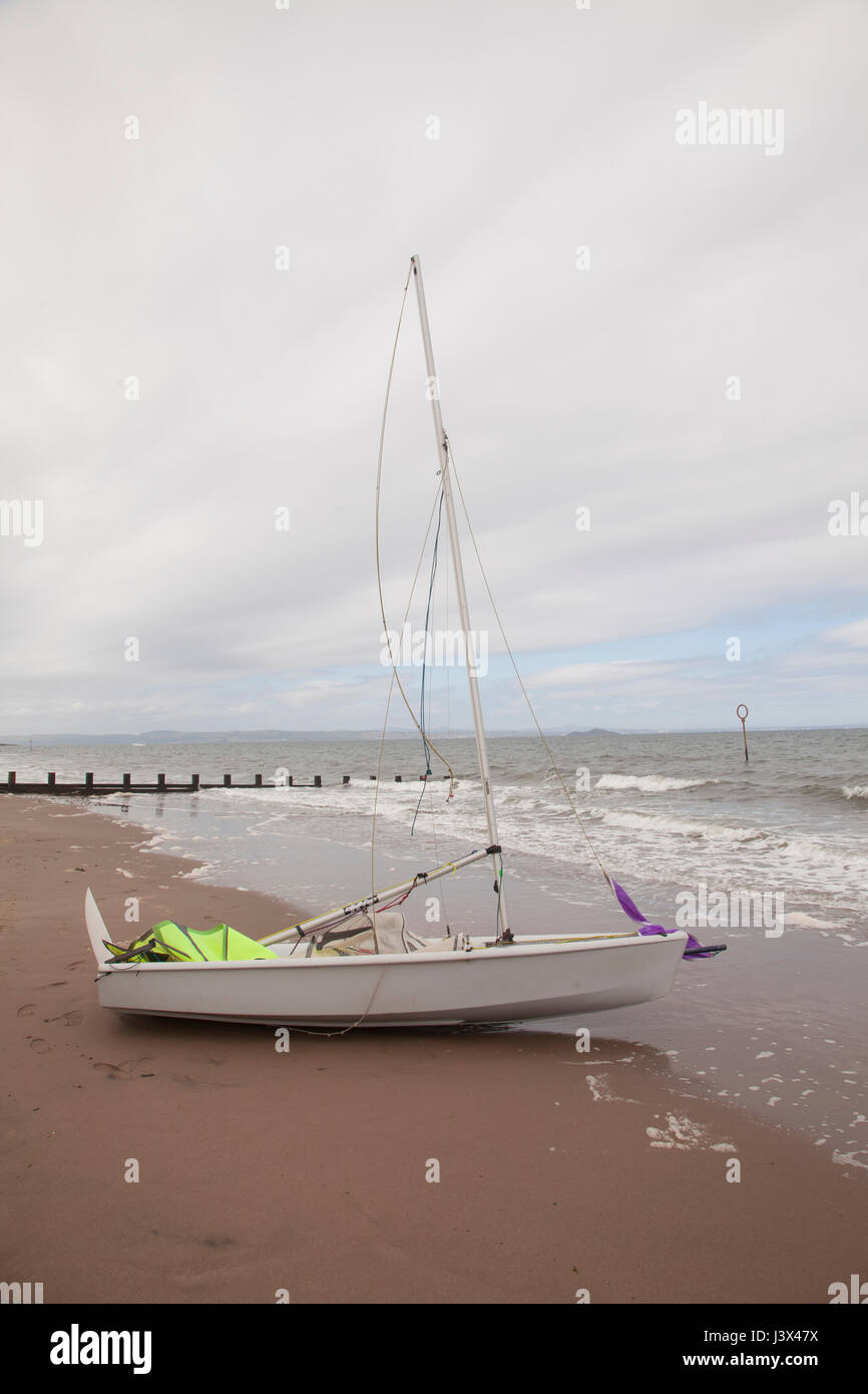 Portobello Beach, Edinburgh, Schottland, UK. 7. Mai 2017. Segelboote am Strand sandigen Ufer des Portobello, Edinburgh, die Hauptstadt von Schottland, UK. Wetter: trocken Sie 7. Mai 2017, am Abendsonne für die meisten Bereiche, vor allem Weat Lothiand und Südwesten. Heute Abend hat an anderer Stelle der Ostküste teilweise bewölkt, klarer Himmel. Rege Chili Nordwinden beeinflussen Credit: Gabriela Antosova/Alamy Live News Stockfoto