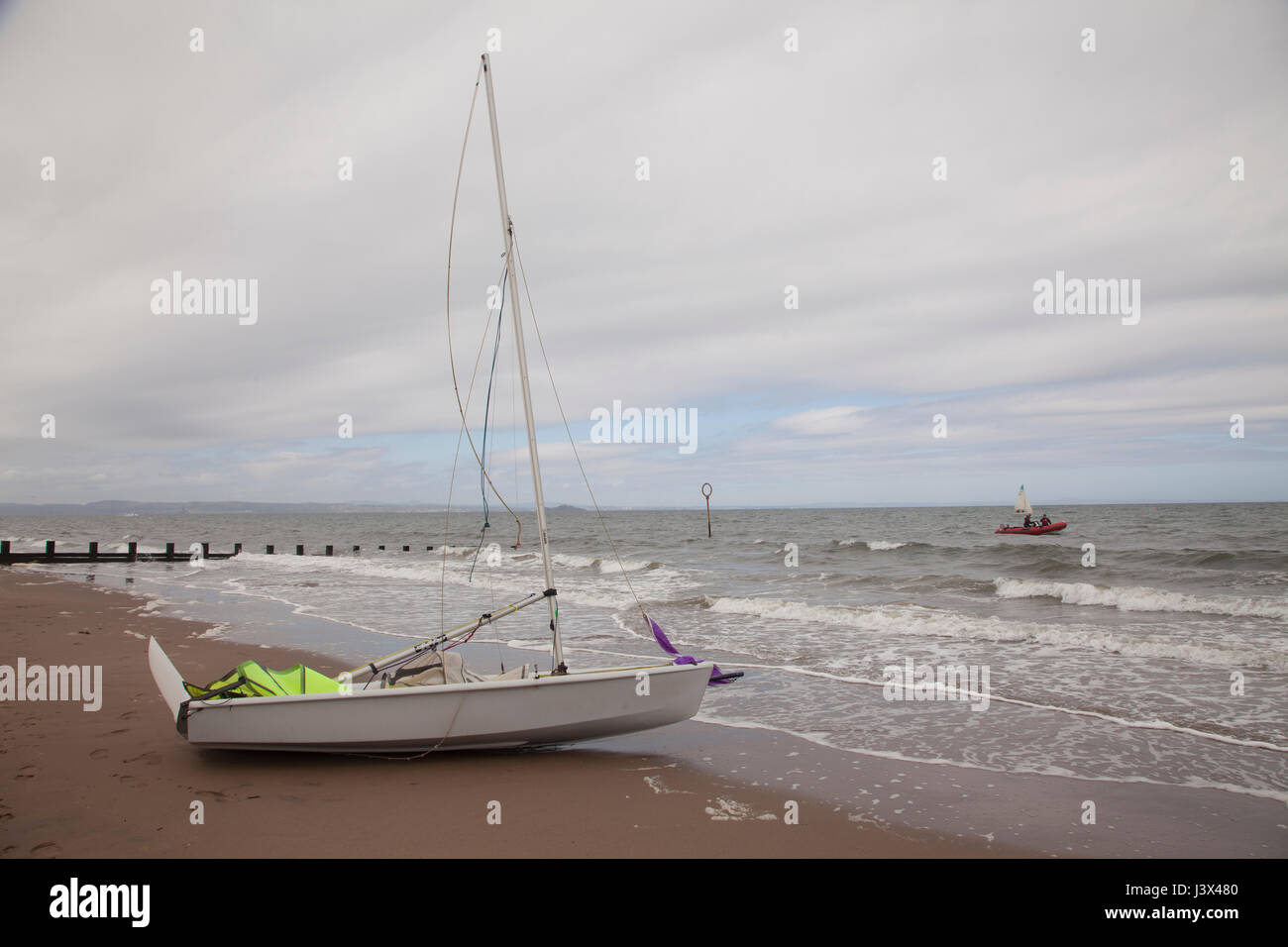 Portobello Beach, Edinburgh, Schottland, UK. 7. Mai 2017. Segelboote am Strand sandigen Ufer des Portobello, Edinburgh, die Hauptstadt von Schottland, UK. Wetter: trocken Sie 7. Mai 2017, am Abendsonne für die meisten Bereiche, vor allem Weat Lothiand und Südwesten. Heute Abend hat an anderer Stelle der Ostküste teilweise bewölkt, klarer Himmel. Rege Chili Nordwinden beeinflussen Credit: Gabriela Antosova/Alamy Live News Stockfoto