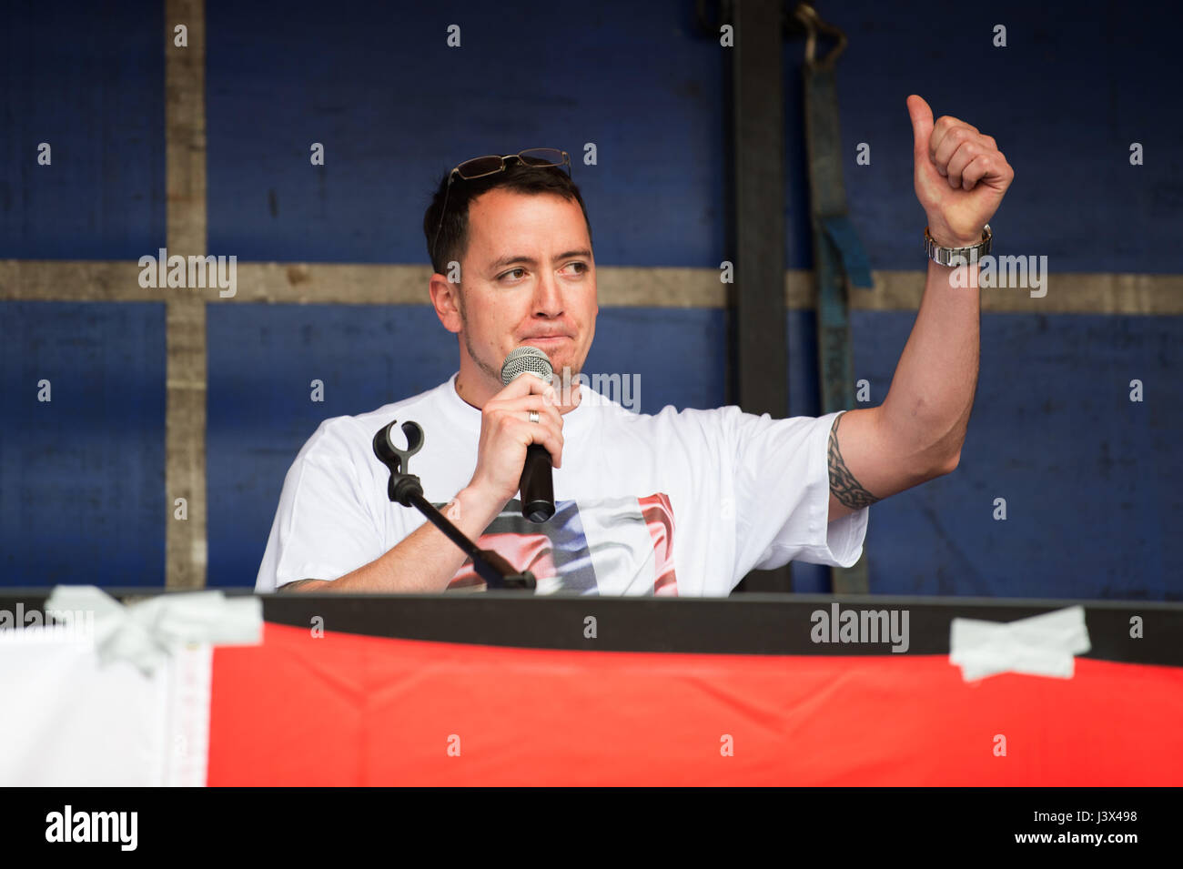 Dresden, Deutschland. 6. Mai 2017. Schweizer Politiker Ignaz Bearth, Gründer und Führer der nationalistischen Partei der direkten Demokratie, hält eine Rede bei einer Pro-Le Pen Demonstration vor der Frauenkirche in Dresden, Deutschland, 6. Mai 2017. Foto: Arno Burgi/Dpa-Zentralbild/Dpa/Alamy Live-Nachrichten Stockfoto
