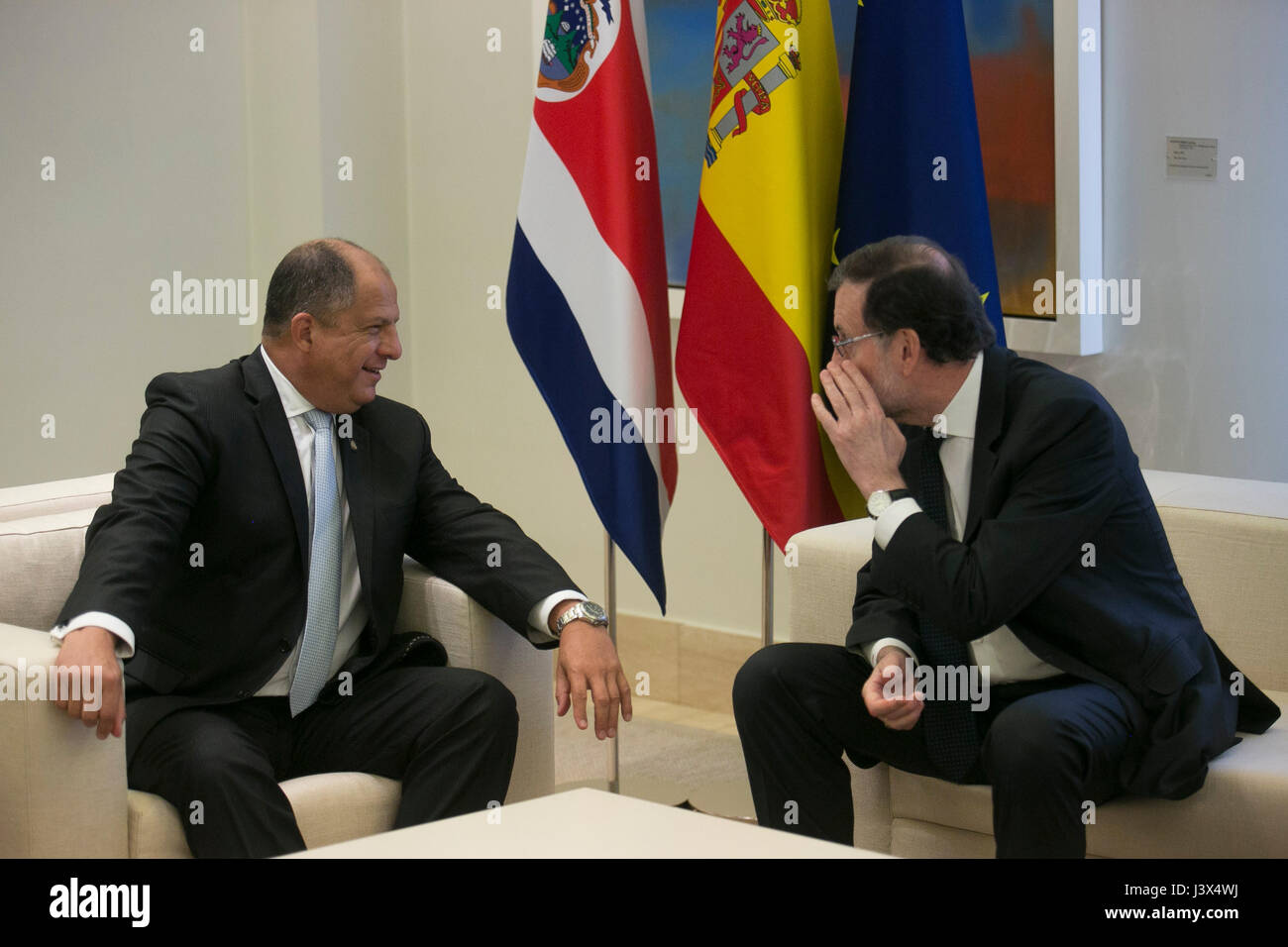 Spaniens Ministerpräsident Mariano Rajoy erhält Costa Ricas Präsident Luis Guillermo Solis im Palast in Moncloa in Madrid am Montag 08, Mai 2017. Stockfoto