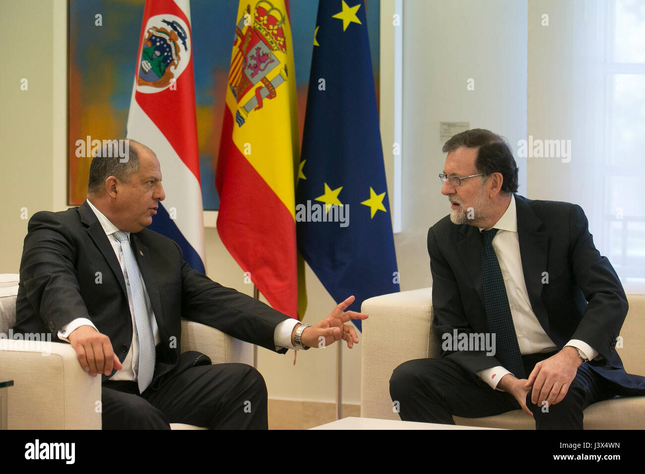 Spaniens Ministerpräsident Mariano Rajoy erhält Costa Ricas Präsident Luis Guillermo Solis im Palast in Moncloa in Madrid am Montag 08, Mai 2017. Stockfoto