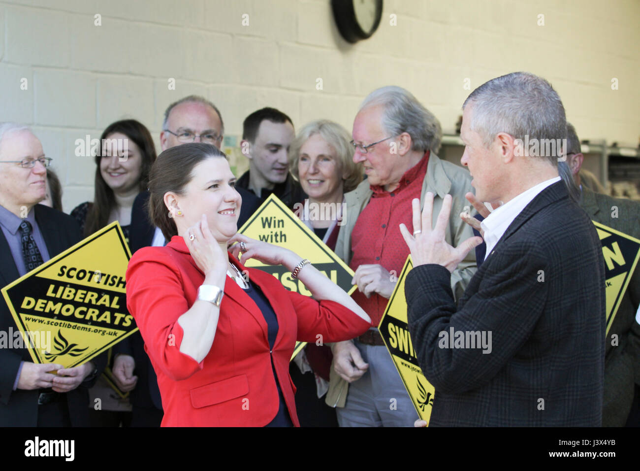 Milngavie, UK. 8. Mai 2017. Jo Swinson und Willie Rennie öffnen die Milngavie Kampagne HQ. Bildnachweis: ALAN OLIVER/Alamy Live-Nachrichten Stockfoto