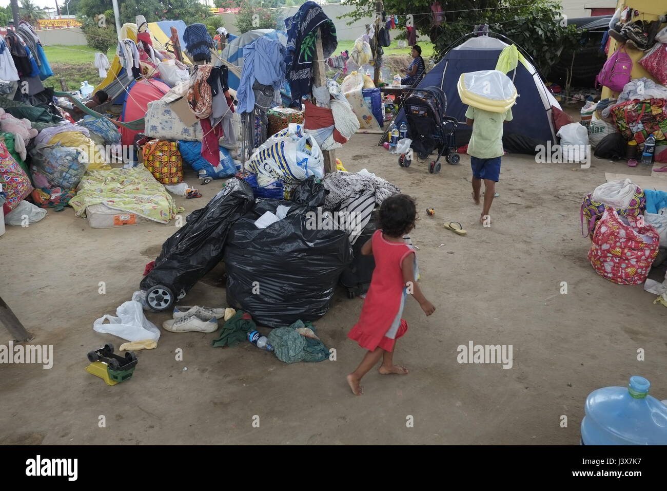 Manaus, 05/08/2017 - 00 - Etwa 30 Warao Familien aus Venezuela lagerten unter der Blume Viadukt in der Nähe der Manaus bus station in der Central-South Region, die meisten von ihnen in Kunsthandwerk leben, aber was auffällt ist die Hälfte sind Kinder und Jugendliche. Die Warao Indianer in Brasilien seit 2014, als die politische und wirtschaftliche Krise in Venezuela verschlechtert, wodurch Mangel an Nahrung, persönliche Hygiene, Medikamente, medizinische Versorgung und Energie für die Bevölkerung floh. (Foto: Danilo Mello) Stockfoto