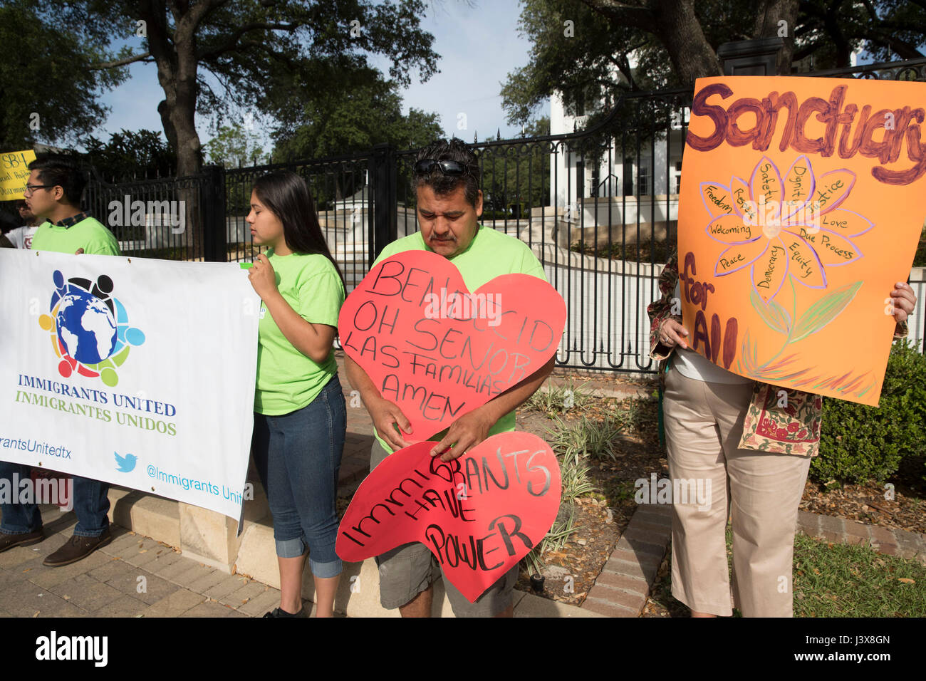 Austin, Texas, USA. 8. Mai 2017. Immigrant Texaner protest gegen die Texas Gouverneursvilla downtown Austin nach Gouverneur Greg Abbott privat auf Kontaktliste Live eine ausländerfeindliche Gesetz unterzeichnet, das Texas Polizisten zur Frage aufenthaltsrechtlichen Status auf festgenommenen Verdächtigen bedürfte. Bildnachweis: Bob Dämmrich/Alamy Live-Nachrichten Stockfoto