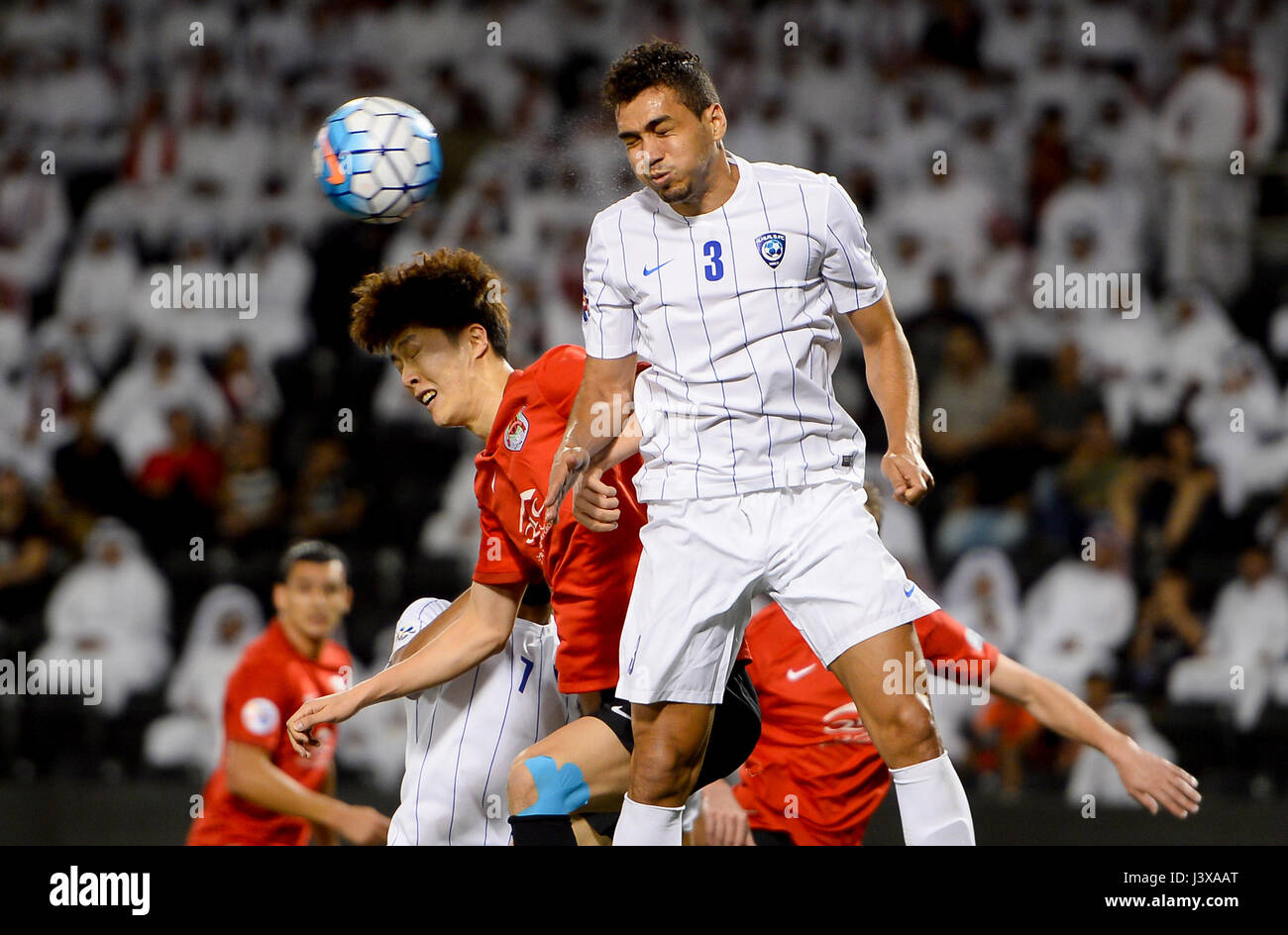 Doha, Katar. 8. Mai 2017. Carlos Eduardo (R) von Al-Hilal wetteifert mit Koh Myong Jin von AL Rayyan während des AFC Asian Champions League Gruppe D-Spiels zwischen Katars AL Rayyan und Saudi Arabien Al Hilal Jassim Bin Hamad Stadion in Doha, der Hauptstadt von Katar, 8. Mai 2017. Al-Hilal gewann 4: 3. Bildnachweis: Nikku/Xinhua/Alamy Live-Nachrichten Stockfoto