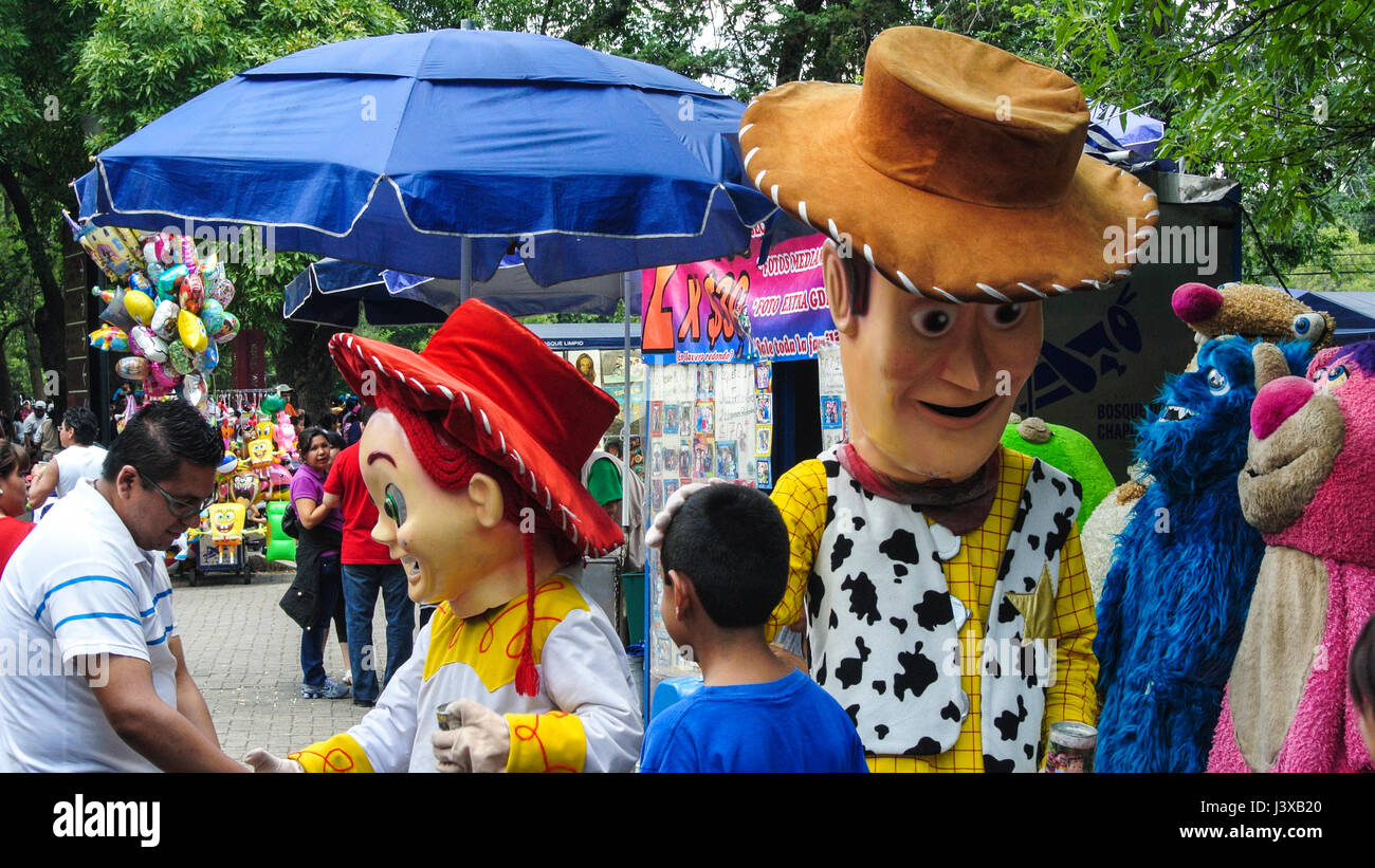 Comic-Figuren, die auf der Suche nach Kinder fotografieren im Park Chapultepec, Mexiko Stockfoto