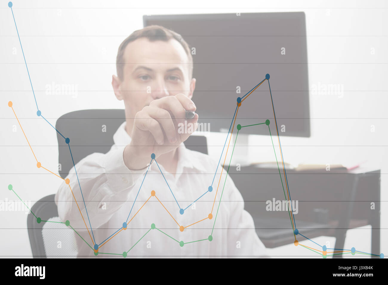 Business-Mann zeichnen Graph Nahaufnahme in Office-Hintergrund. Stockfoto