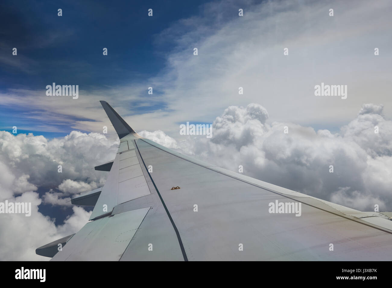 Flugzeugflügel auf blauen Himmelshintergrund.  Reisen mit dem Flugzeug Stockfoto