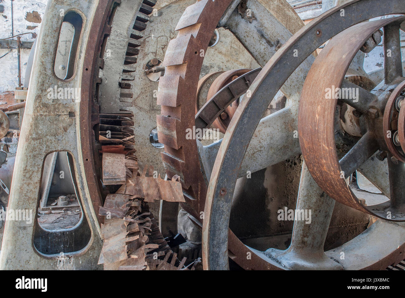Ruinen von einem alten Wasserkraftwerk mit rostigen Zahnrädern. Stockfoto