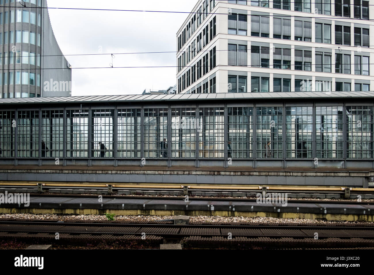 Stadtbild mit Passanten am Bahnhof Stockfoto