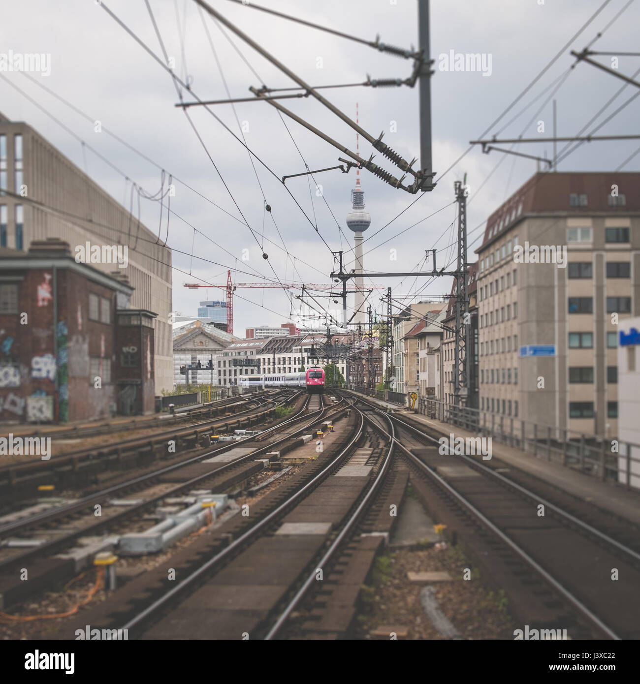 S-Bahn Eisenbahn, Zug und tv Turm nahe Alexanderplatz in Berlin, Deutschland Stockfoto