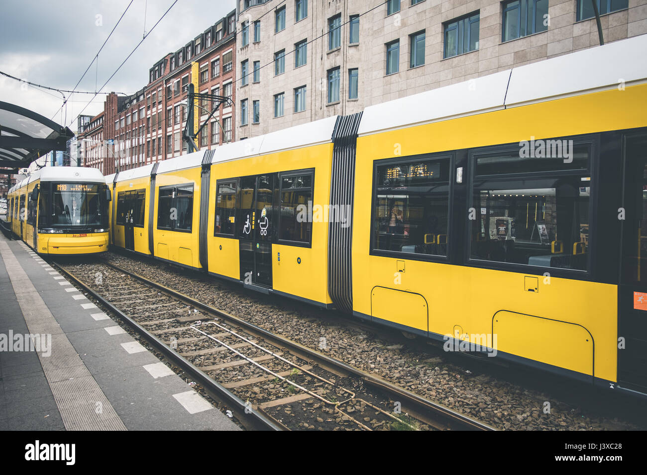 Berlin, Deutschland - 3. Mai 2017: Straßenbahn Berlin, elektrische Eisenbahn auf der Straße bei Warschauerstr. in Berlin, Deutschland Stockfoto