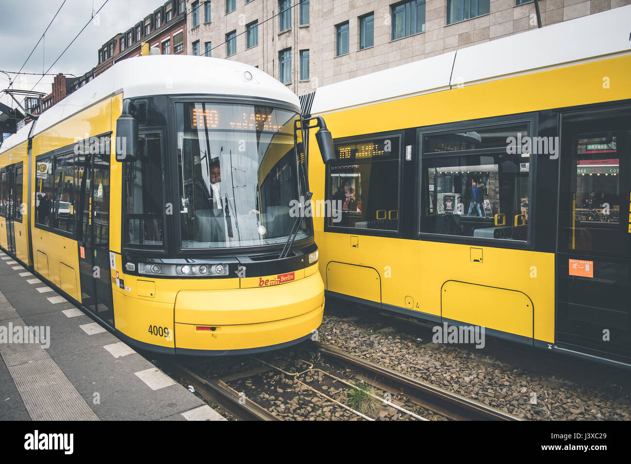 Berlin, Deutschland - 3. Mai 2017: Straßenbahn Berlin, elektrische Eisenbahn auf der Straße bei Warschauerstr. in Berlin, Deutschland Stockfoto