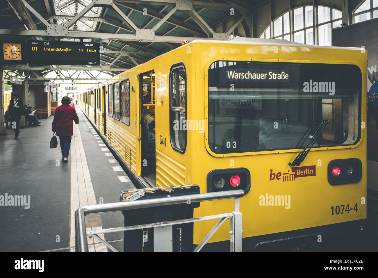 Berlin, Deutschland - 3. Mai 2017: Berlin u-Bahn am Bahnhof (Warschauer Str) in Berlin, Deutschland Stockfoto