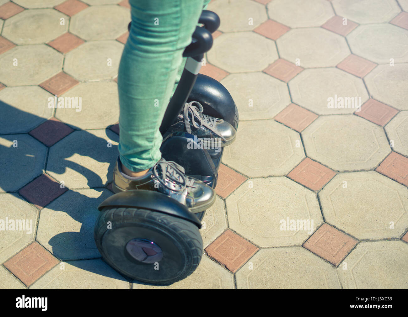 Frau Beine fahren, Gyroscooter oder hoverboard Stockfoto