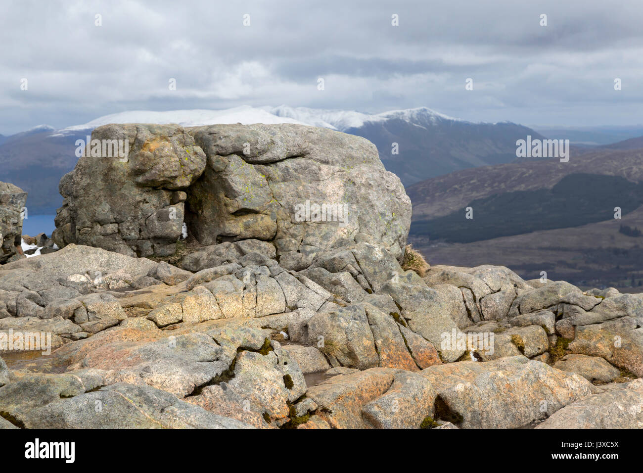 Riesige Felsbrocken umgeben der Sgurr Finnisg-Aig-Aussichtspunkt auf Ben Nevis, Grampian Mountains, Fort William, Schottland, Vereinigtes Königreich. Stockfoto