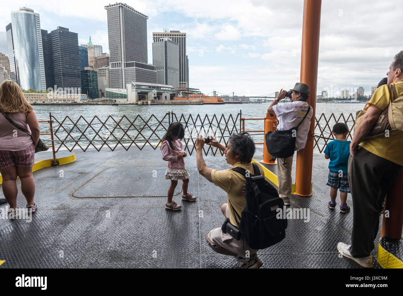 New York, USA, Touristen fotografieren mit der Staten Island Ferry nach einer 5,2 Meile Reise über Upper New York Bay von St George, Staten Island South Ferry in Manhattan, nähert. © Stacy Walsh Rosenstock Stockfoto